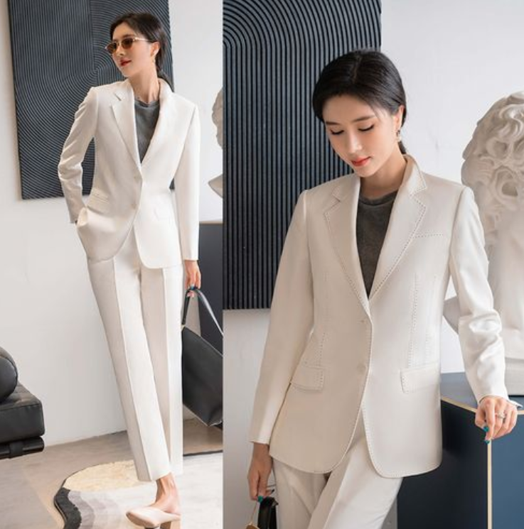 白色職業(yè)裝的魅力，需要絲襪和高跟鞋襯托