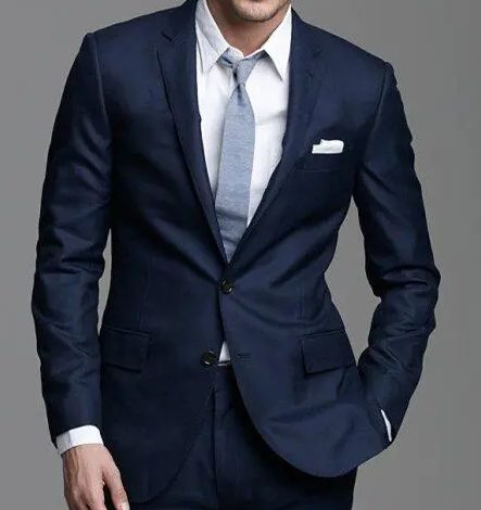 西裝只扣一?？圩?/></p><p>&nbsp; &nbsp; &nbsp; 單排一扣一，一般休閑西裝比較多，個別會用于禮服西裝，比較適合身材比較好的朋友，矮小體型的還可以拉長身型。</p><p>&nbsp; &nbsp; &nbsp; 單排二扣一，相對適用的場合比較多，也是非常經(jīng)典的扣型，第一次定制西服的紅薯寶寶比較推薦。</p><p>&nbsp; &nbsp; &nbsp; 單排三扣一，最上方一例扣，一般為裝飾扣，意式西服采用較多。</p><p>&nbsp; &nbsp; &nbsp; 為什么西裝的最后一顆扣子為什么不要扣為什么西裝最后一顆扣子不扣，關(guān)于這個禮儀故事的傳說有很多種，有人說這起源于20世紀初的英國國王愛德華七世。他的體型偏胖，穿著正裝時最后的扣子實在系不上，尤其是盡情用餐后的開懷大笑總會崩掉扣子，于是他決定不系，既舒服又美觀。當時很多老百姓看到國王這樣很是與眾不同，也就學(xué)著那樣不系最后一顆扣子，這個禮儀習(xí)慣也延續(xù)至今。還有人說是因為西裝禮儀成型于16世紀，那時的男人還是利用馬駒當作交通工具。穿”下裝系上所有扣子會很拘謹，不方便起碼也容易將下擺崩開，干脆就不系最下面那顆了。久而久之人們發(fā)現(xiàn)這樣也很美觀，于是將它作為習(xí)慣與傳統(tǒng)延續(xù)至今。</p><p><br/></p></div>

<!--點贊開始-->
<div   class=